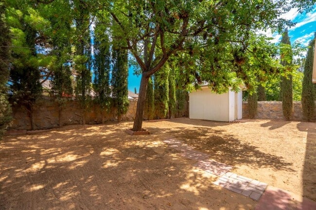 Building Photo - Adorable 4 bedroom, 2 bath in East El Paso!