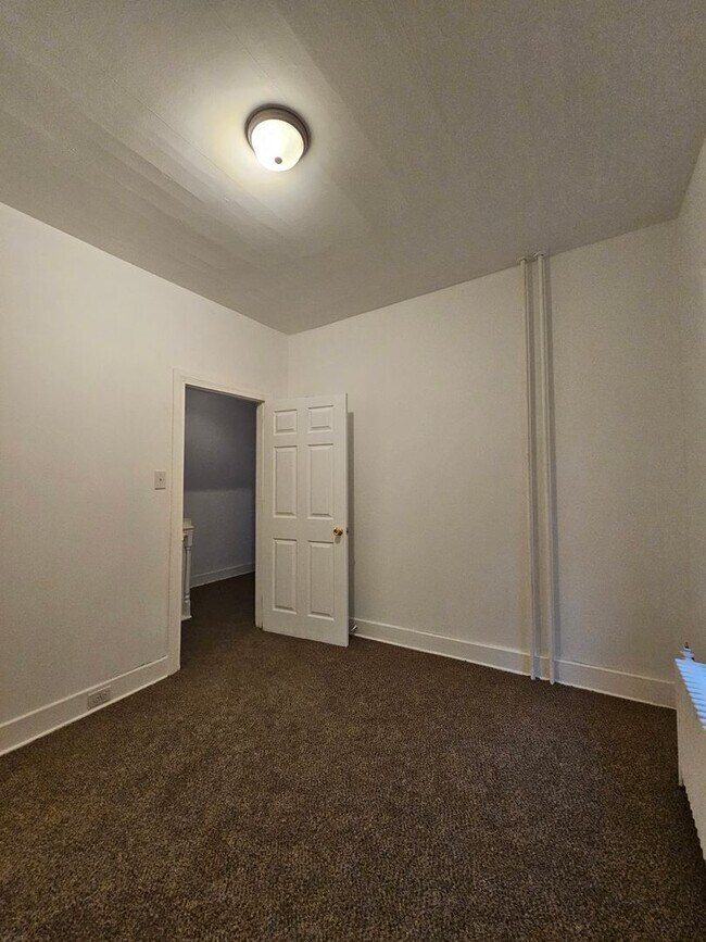 Building Photo - 921 W Poplar St