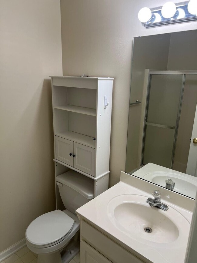 Building Photo - Nice condo, top floor, convenient to hospi...