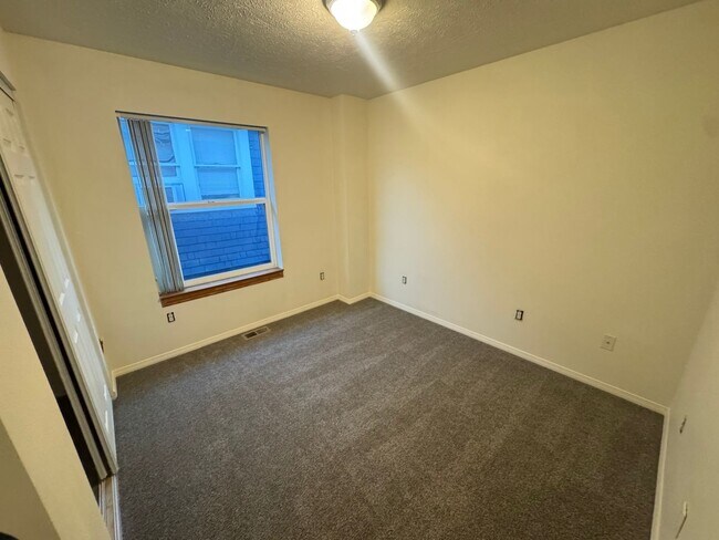 Building Photo - 807 E Mission Ave