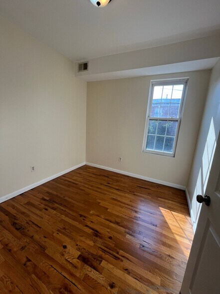 Building Photo - 116 Hawthorne Ave
