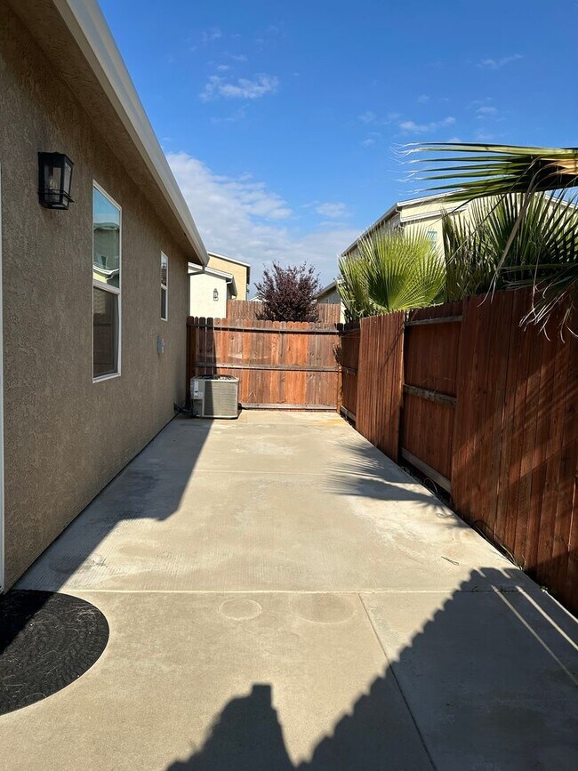 Building Photo - IMMACULANT 4 BEDROOM HOME 2.5 BATHROOM IN SALT CREEK