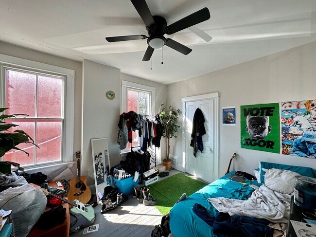 Building Photo - 2369 Victor St