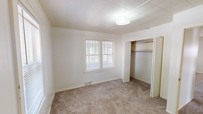 Building Photo - 4 Bedroom House Available August 1st, 2026