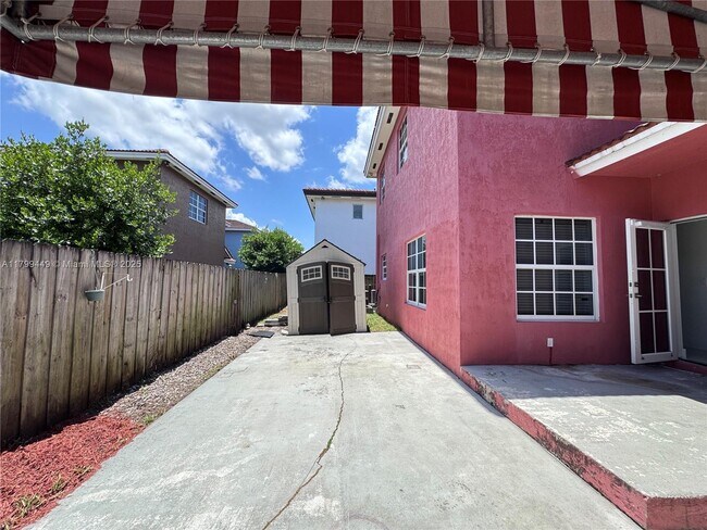 Building Photo - 15520 SW 11th Terrace