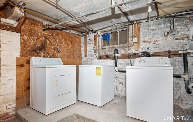 Building Photo - 32 Lamberton St