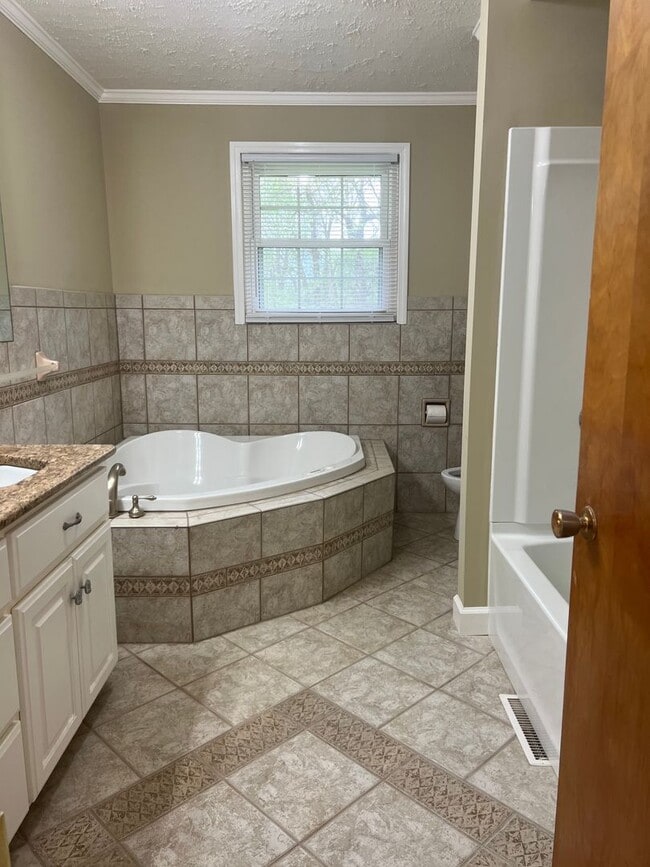 Building Photo - 733 Pine St