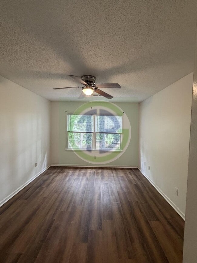 Building Photo - 2bd Townhome conveniently located to all that Irmo has to offer