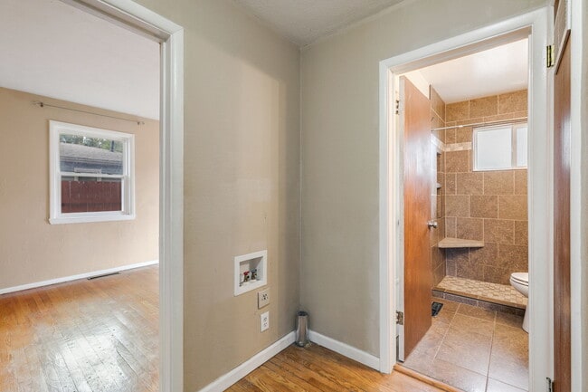 Building Photo - 1411 Custer Ave