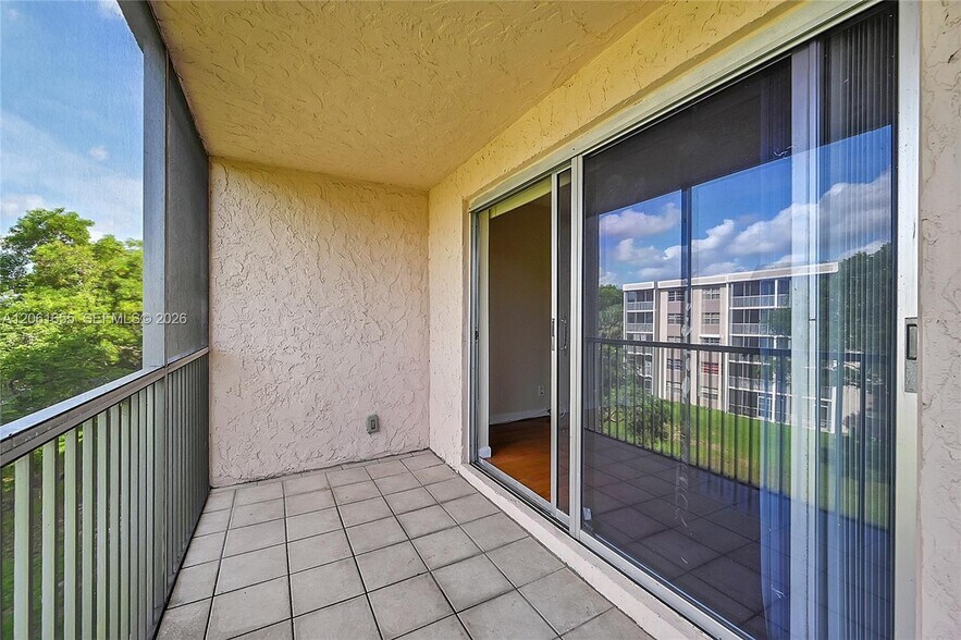 Building Photo - 1100 NW 87th Ave