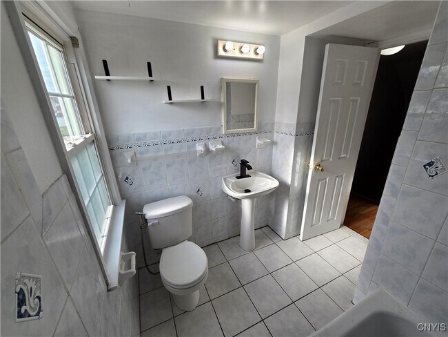 Building Photo - 532 Orwood Pl