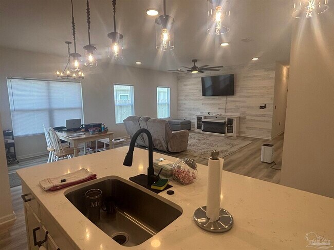 Building Photo - 6630 Sun Tree Cir