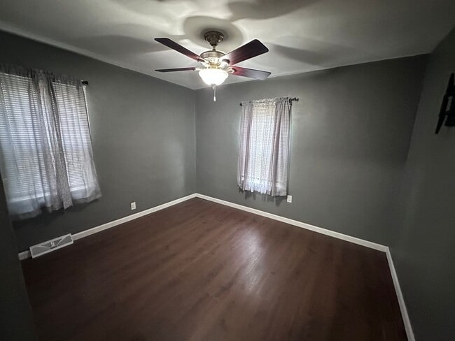 Building Photo - 2415 Jerden Ave