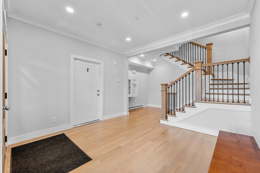 Building Photo - 533 Newbury St