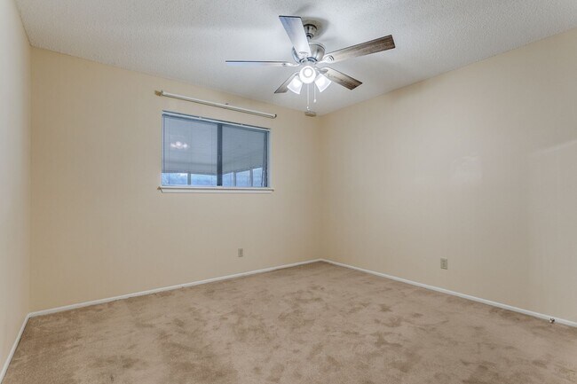 Building Photo - Charming 3-bedroom, 2 bath home in desirab...