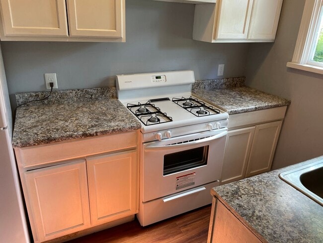 Building Photo - Remodeled 1 Bedroom Apartment near LSUS