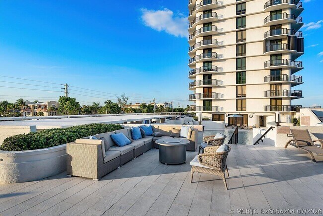 Building Photo - 250 S Ocean Blvd