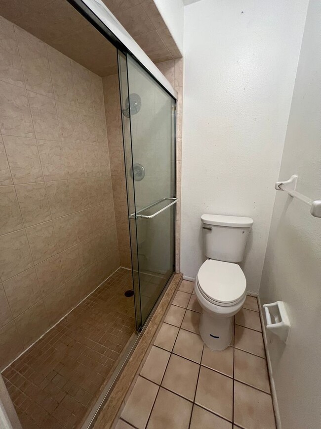 Building Photo - $1,695 ** Annual Lease ** 3 Bedroom / 2 Ba...