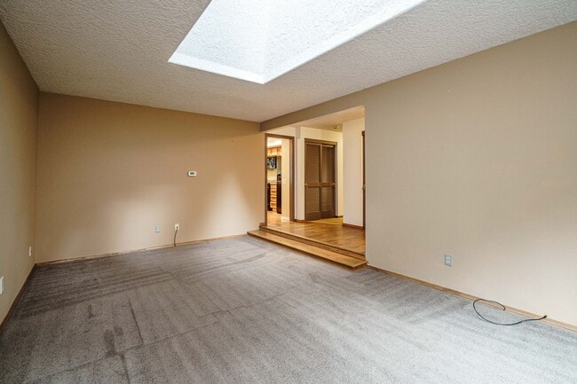 Building Photo - 3 Bedroom 2 Bath Single Level with Fence B...