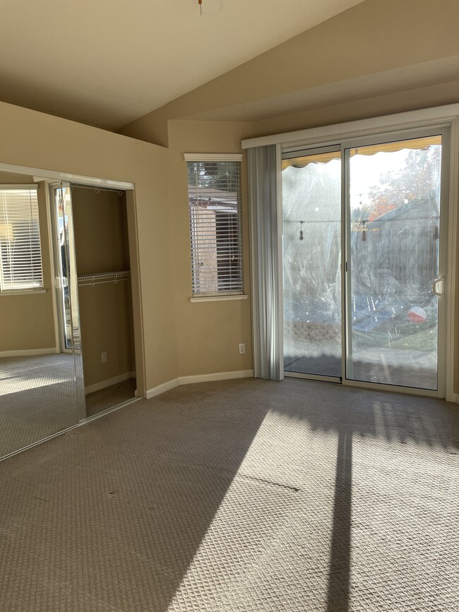 Master bedroom - 237 Buffet Ct