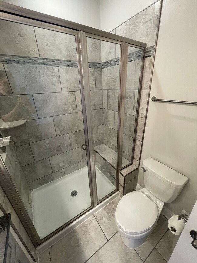 Building Photo - End of unit townhome in Trails at Beech Cr...