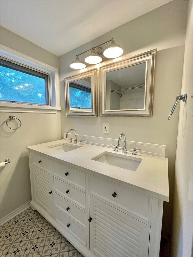 Building Photo - 1112 Southampton Dr
