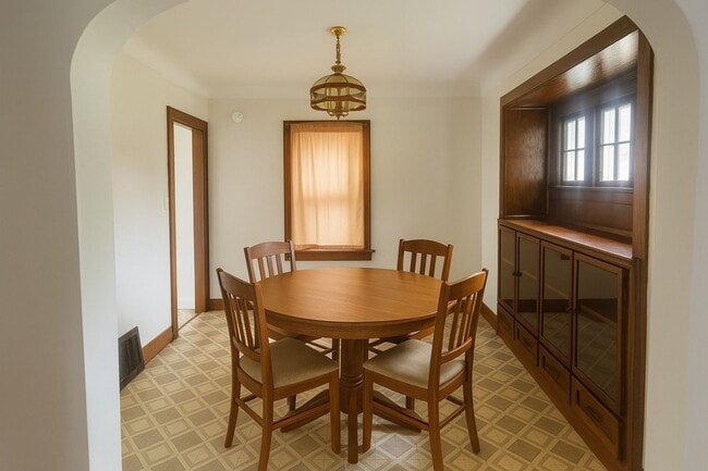Building Photo - Charming 3BR House in Toledo