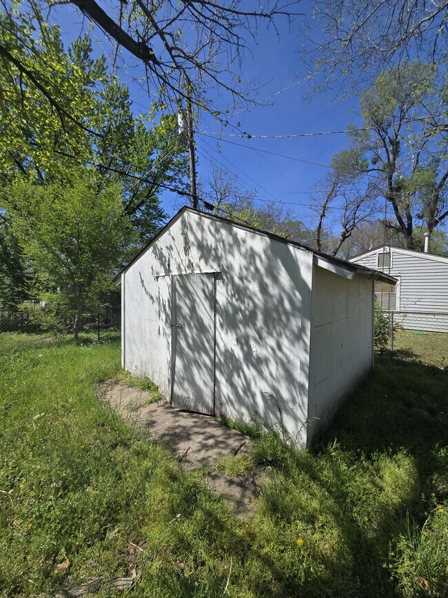 Building Photo - 1121 Luther E