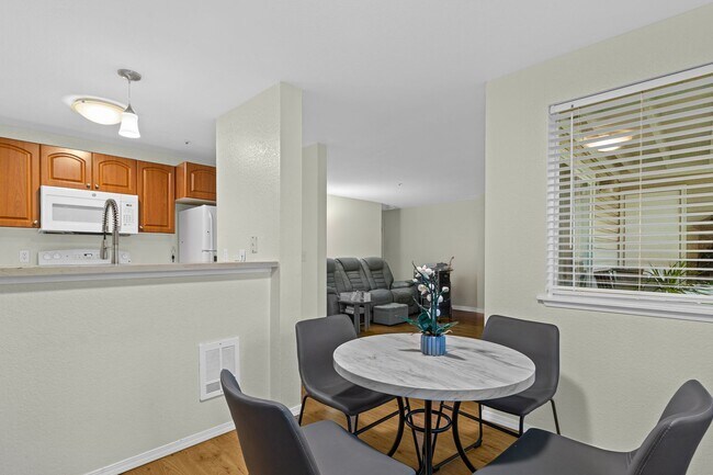 Building Photo - 19230 Forest Park Dr NE