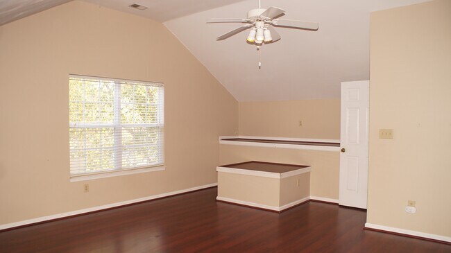 Building Photo - 1221 Clearwater Ln