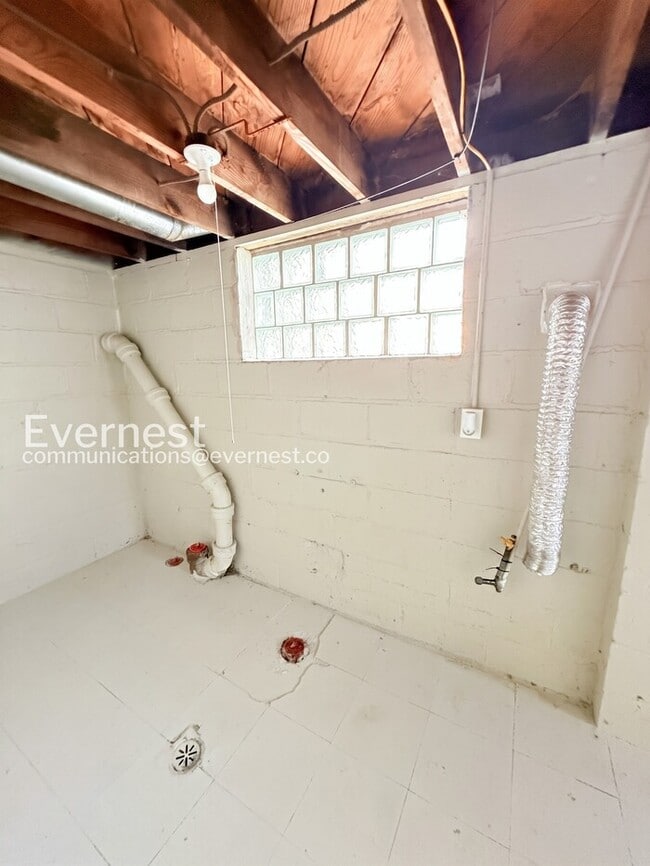 Building Photo - Charming Home with Fenced Yard & Hookups / 3 Beds & 1 Bath / Voucher Accepted / Pets Not Allowed ...