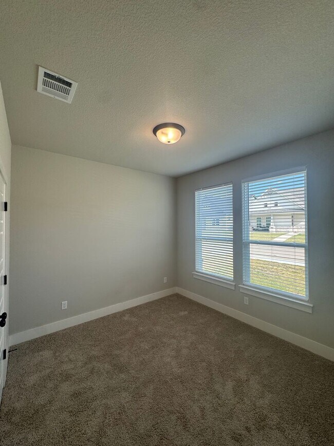 Building Photo - 3/2/2 - FIREPLACE - MUDROOM - GODLEY ISD