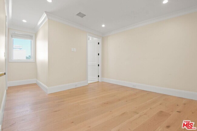 Building Photo - 1153 S Clark Dr