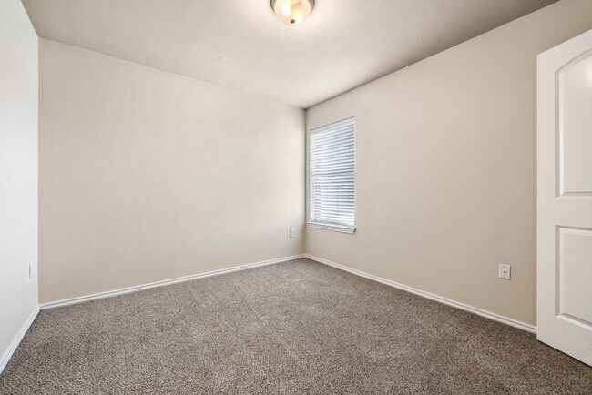 Building Photo - Available Now! Nice 3 Bedroom, 2.5 Bath Duplex located in New Braunfels!