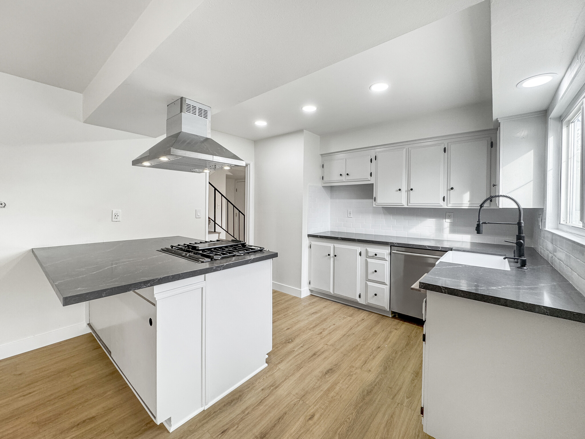Building Photo - 432 E 212th St
