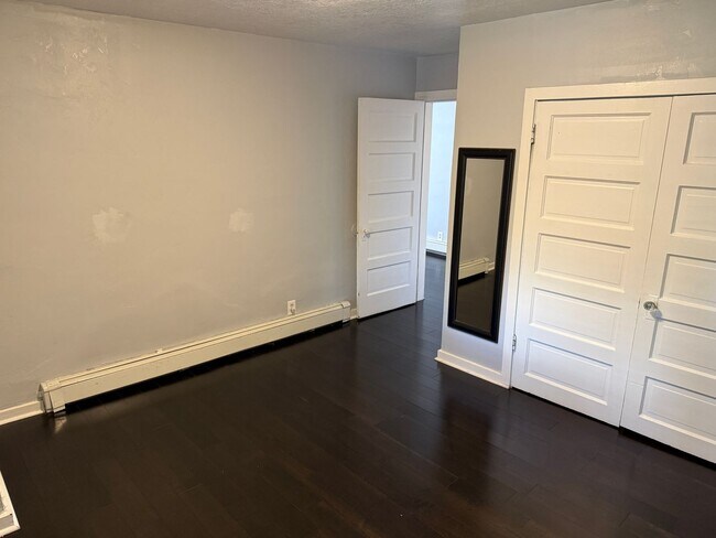 Building Photo - Updated 2 bed 1 bathroom in the avenues!
