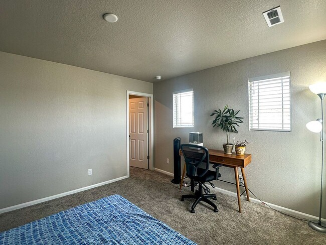 Building Photo - Almost Brand New Meadowlark 4bd 3.5ba home