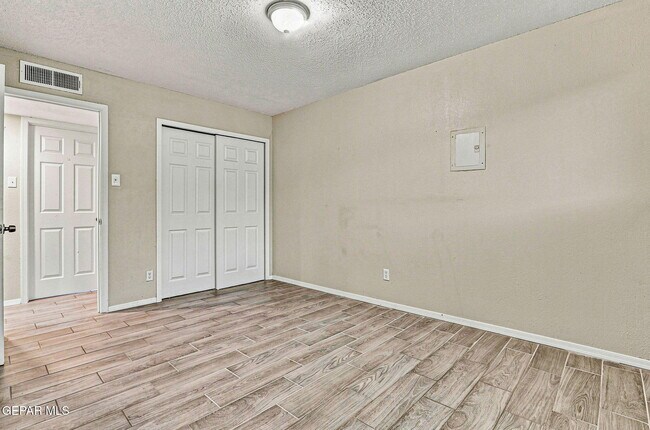 Building Photo - 11524 Meadowbrook Dr