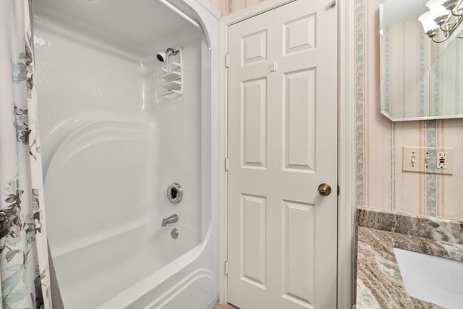 Building Photo - Sapphire lakes - 2 bedroom fully furnished condo