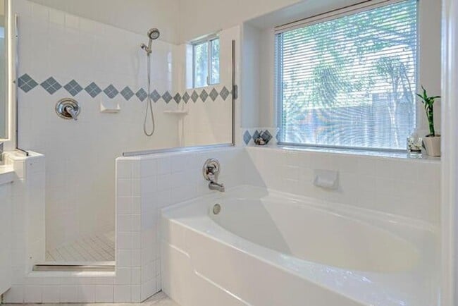 Building Photo - Pristine 3 Bedroom 2 bathroom + Den in Sou...