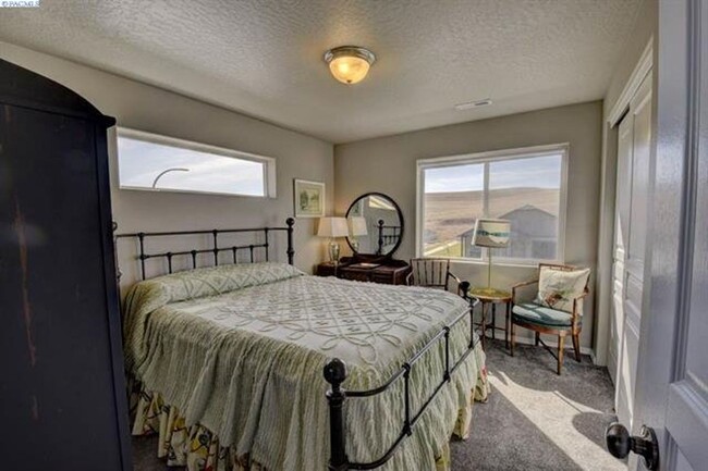 Building Photo - Immaculant 4BD/2.5BA Single Family Home on...
