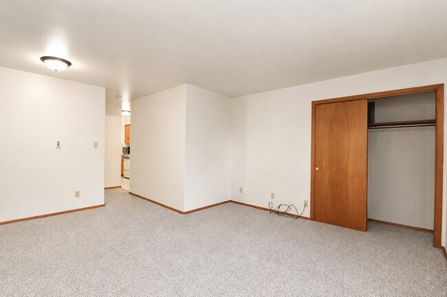 Building Photo - 322 Maple Dr