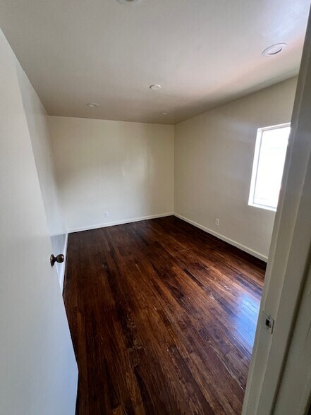 Building Photo - 1085 Amoroso Pl