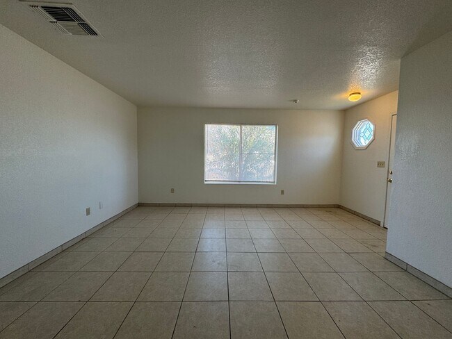 Building Photo - 3BR Duplex with gated yard and Garage