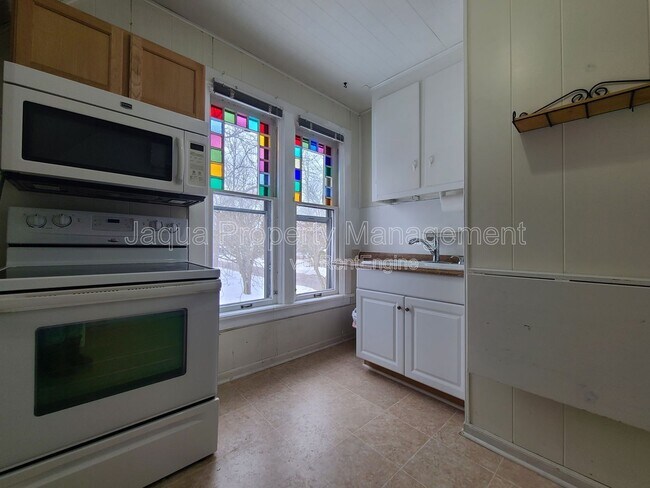 Building Photo - 621 State St