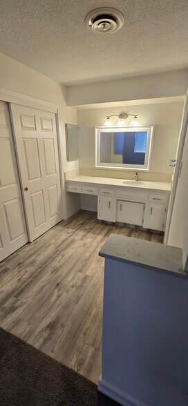 Building Photo - 6013 Poso Ct