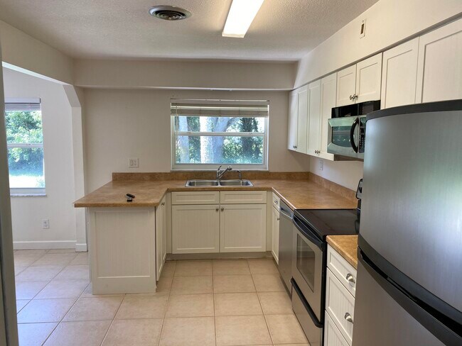 Building Photo - 956 Tulip Ln