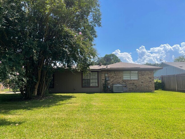 Building Photo - South Bossier Beauty! Hurry Before Its Gone!