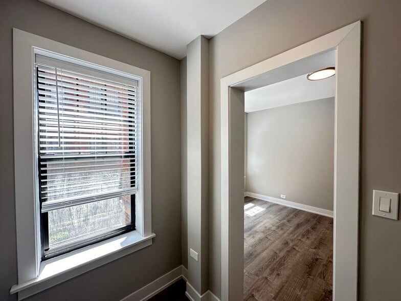 Building Photo - 4410 N Wolcott Ave