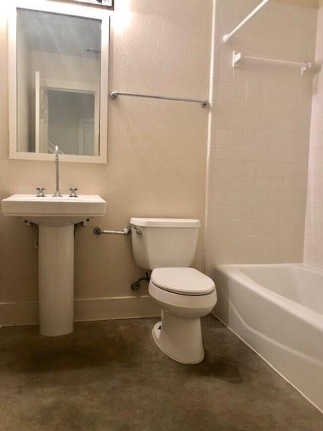 Building Photo - 3 X 2 Townhome Near UT Avail August 2025!